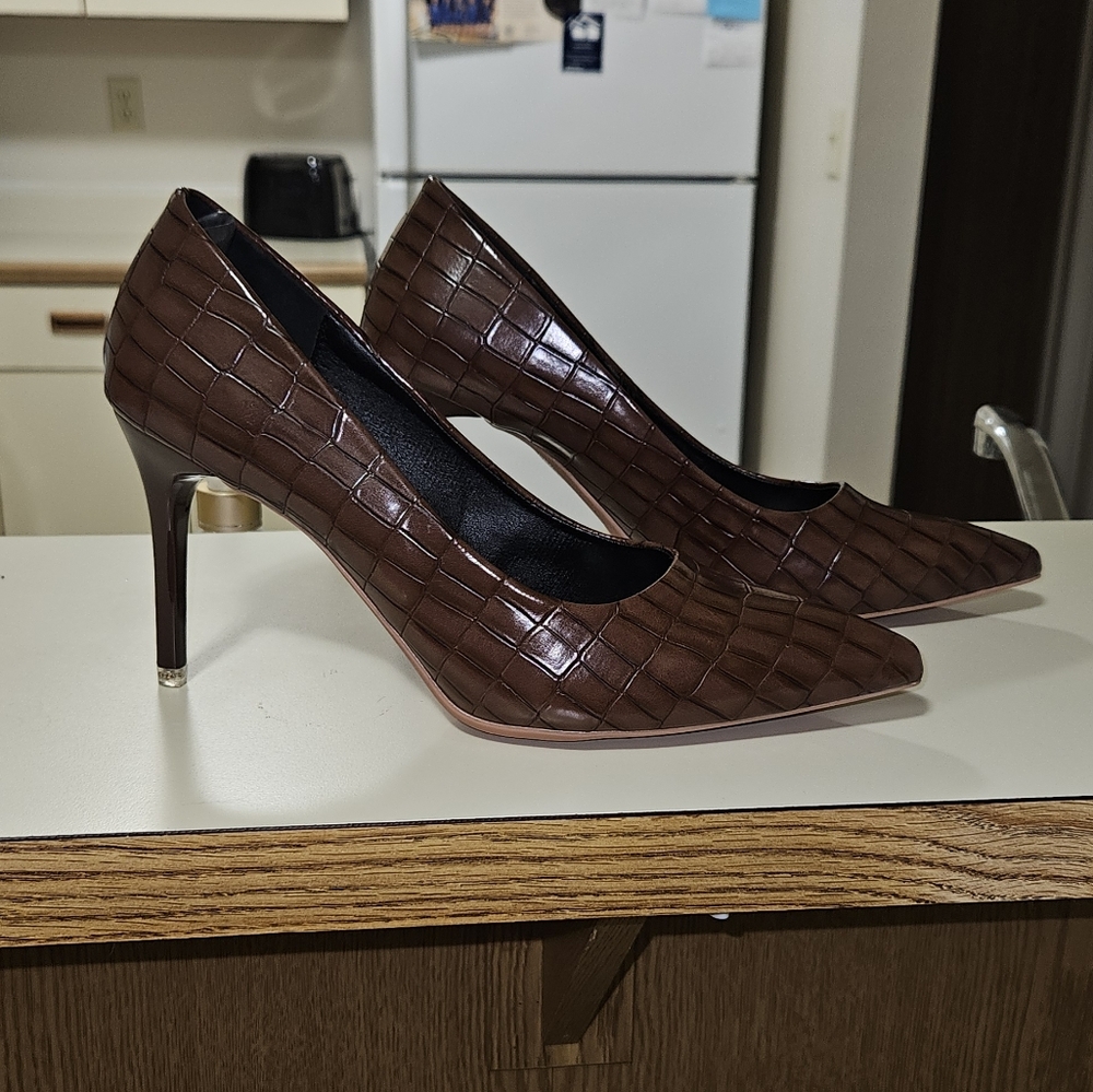Brand new, never worn. Size 8.5 heels. Brown.